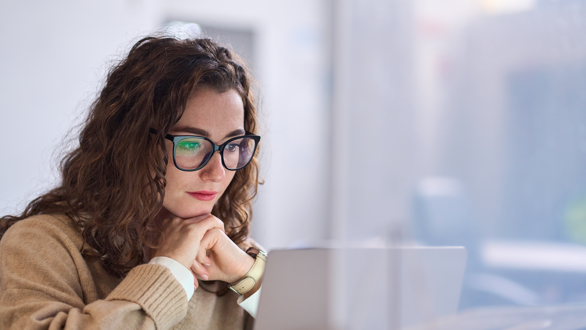 Online Studie LR Shutterstock 2223351493